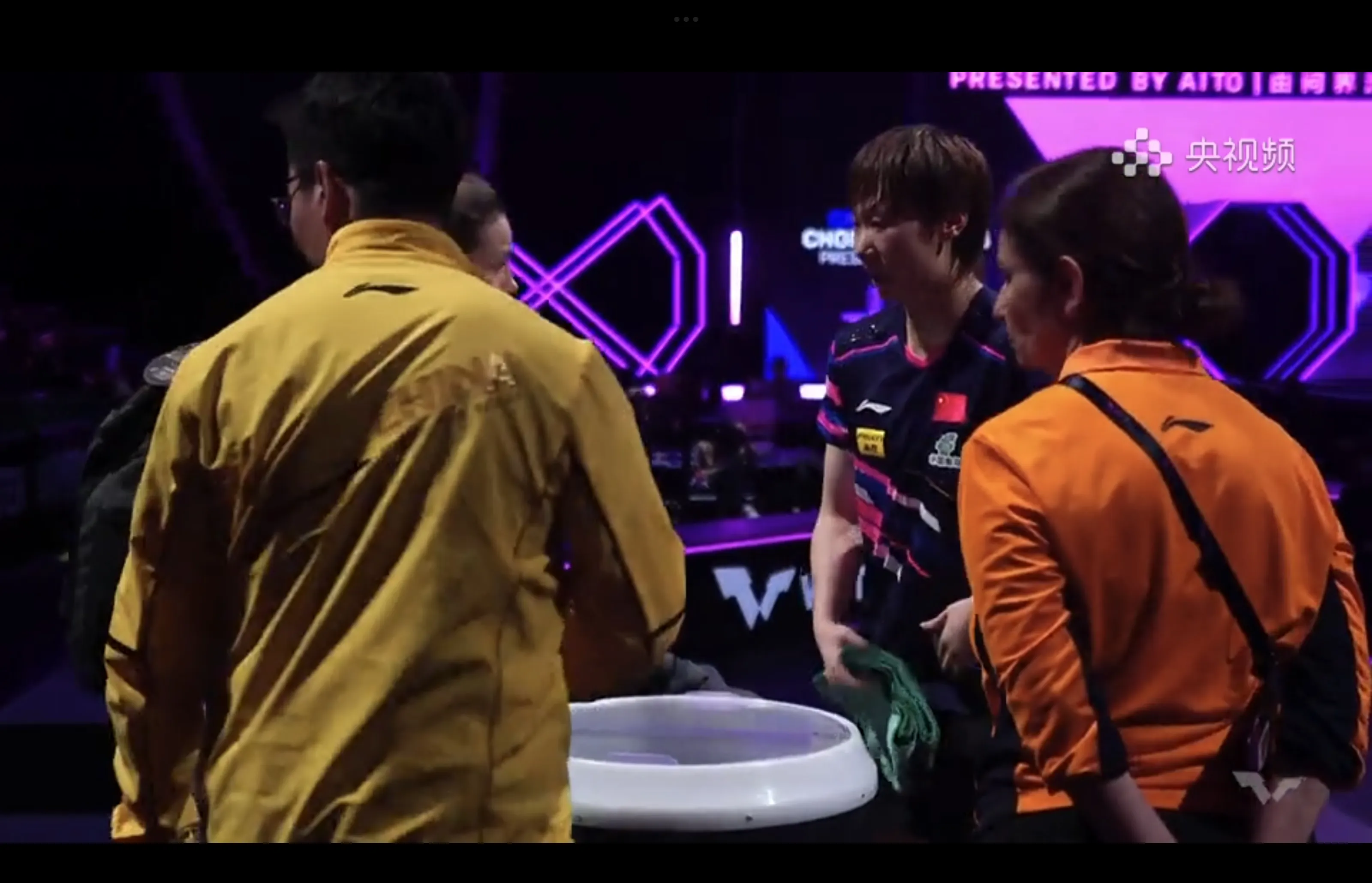 关于冲刺阶段曼联备战CBA常规赛；内部沟通细节曝光；话题不断；团队化学反应显著的信息